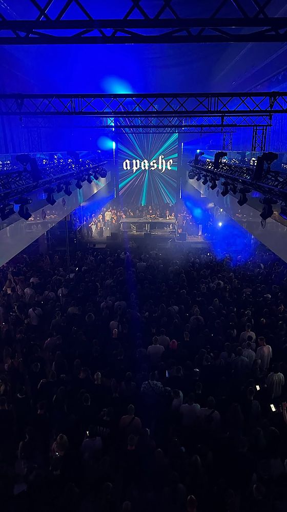 Зал Blockbuster Mall у синьому світлі, на екрані напис apashe