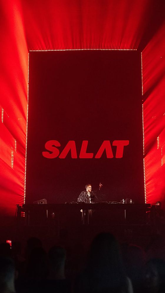RAFT TONE на сцені, за спиною напис SALAT на екрані